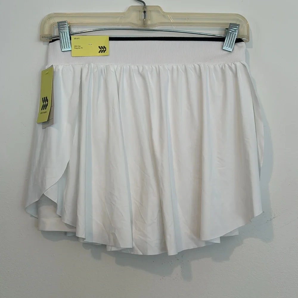 NWT All in Motion Girls White Mid Rise Athletic Skort in a size XL(14)